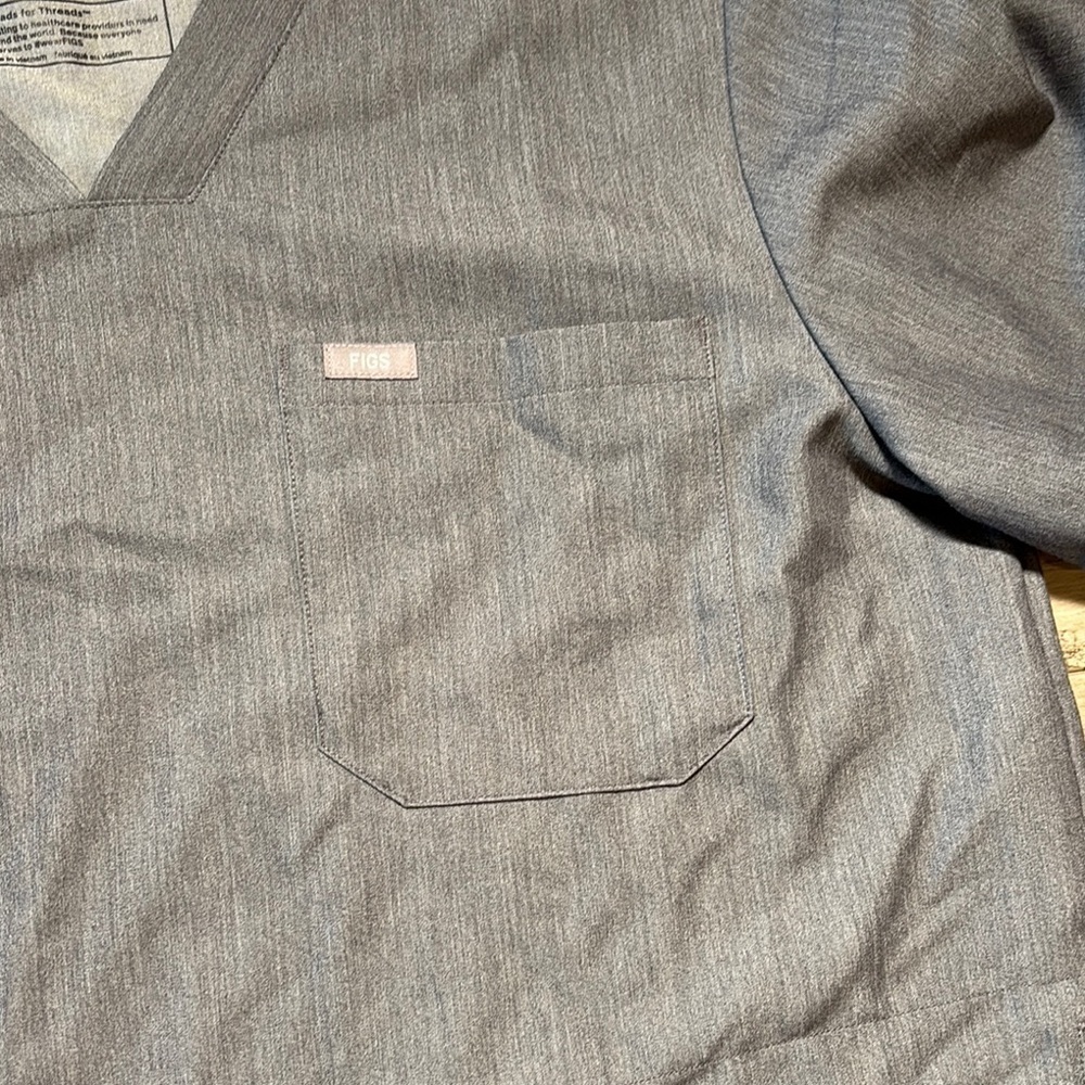 Figs Gray Scrub Top Size Large - Picture 3 of 7